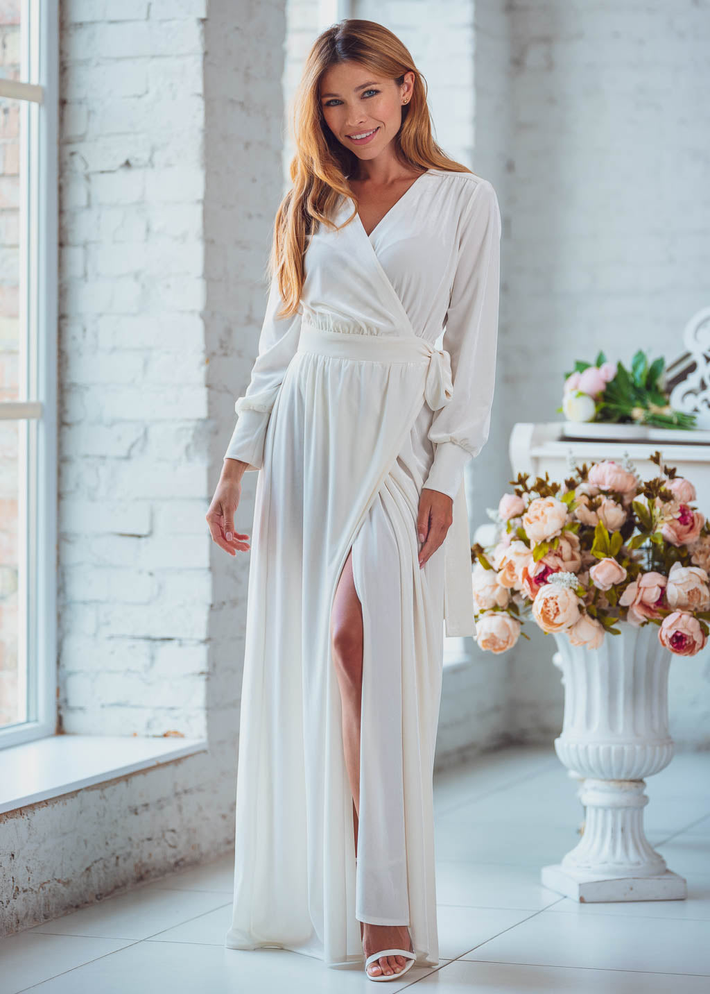 Robe longue portefeuille en velours blanc perle