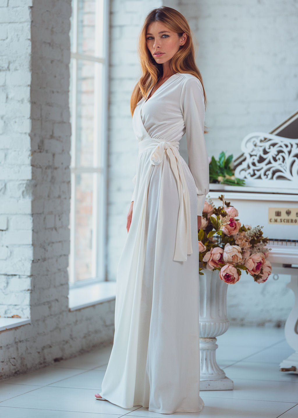 Robe longue portefeuille en velours blanc perle