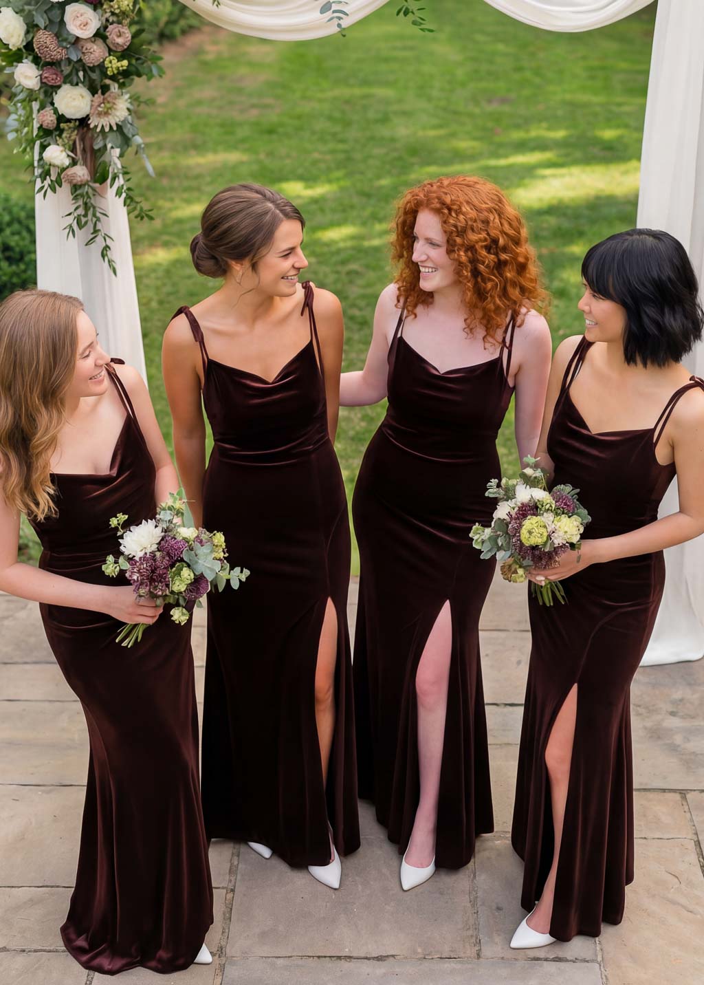 Robe longue moulante en velours marron chocolat avec fente