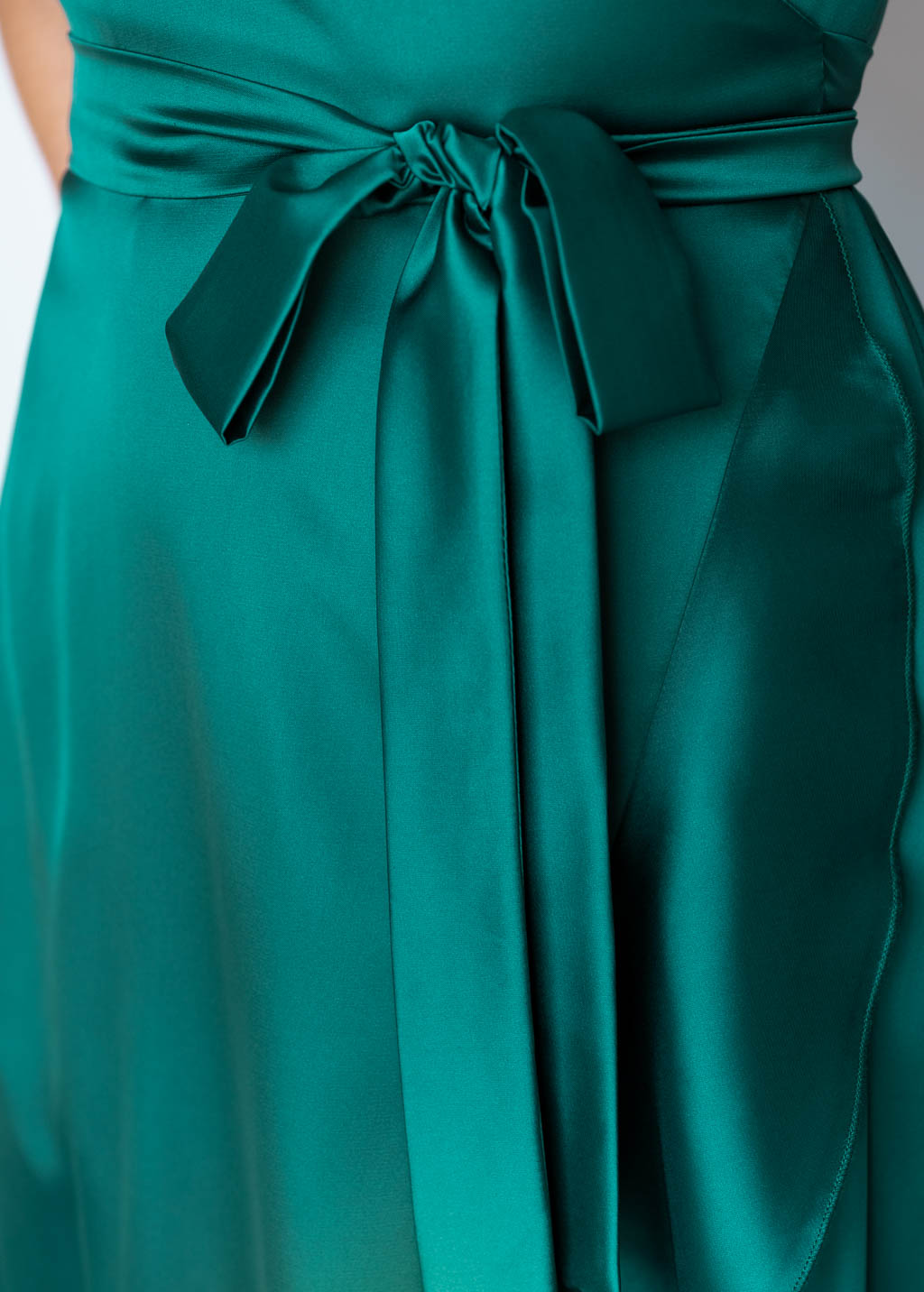 Dunkelgrünes Wickelkleid