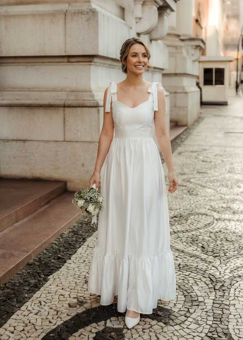 Robe longue en satin blanc