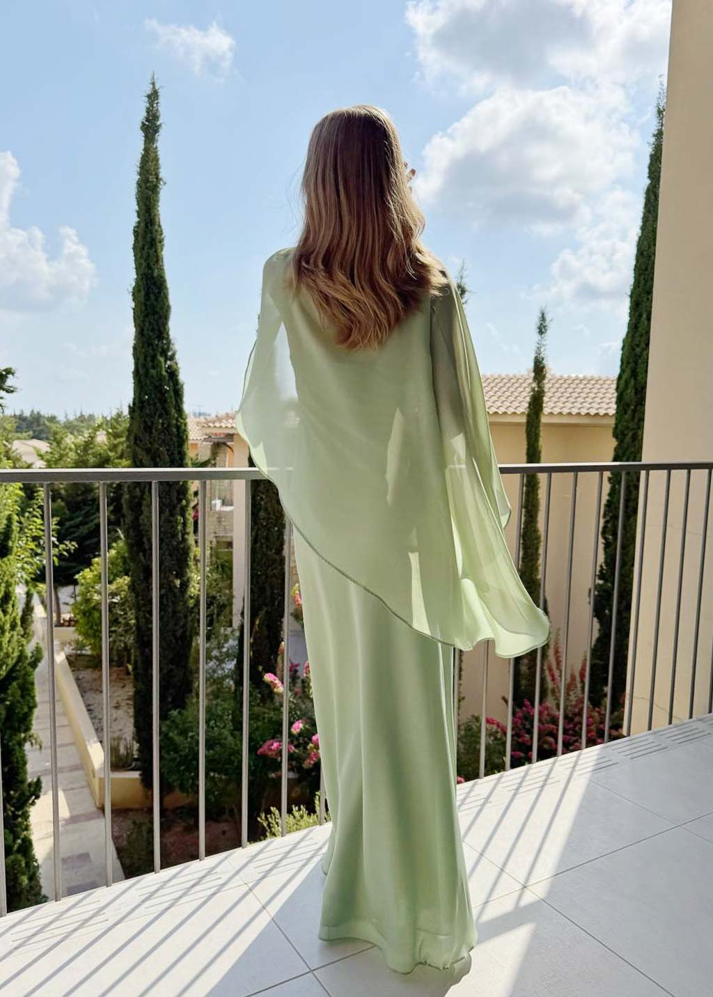 Langes Chiffonkleid in Salbeigrün