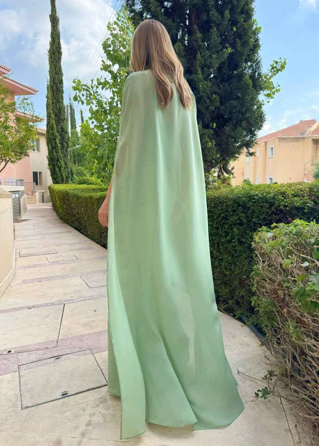 Langes Chiffonkleid in Salbeigrün