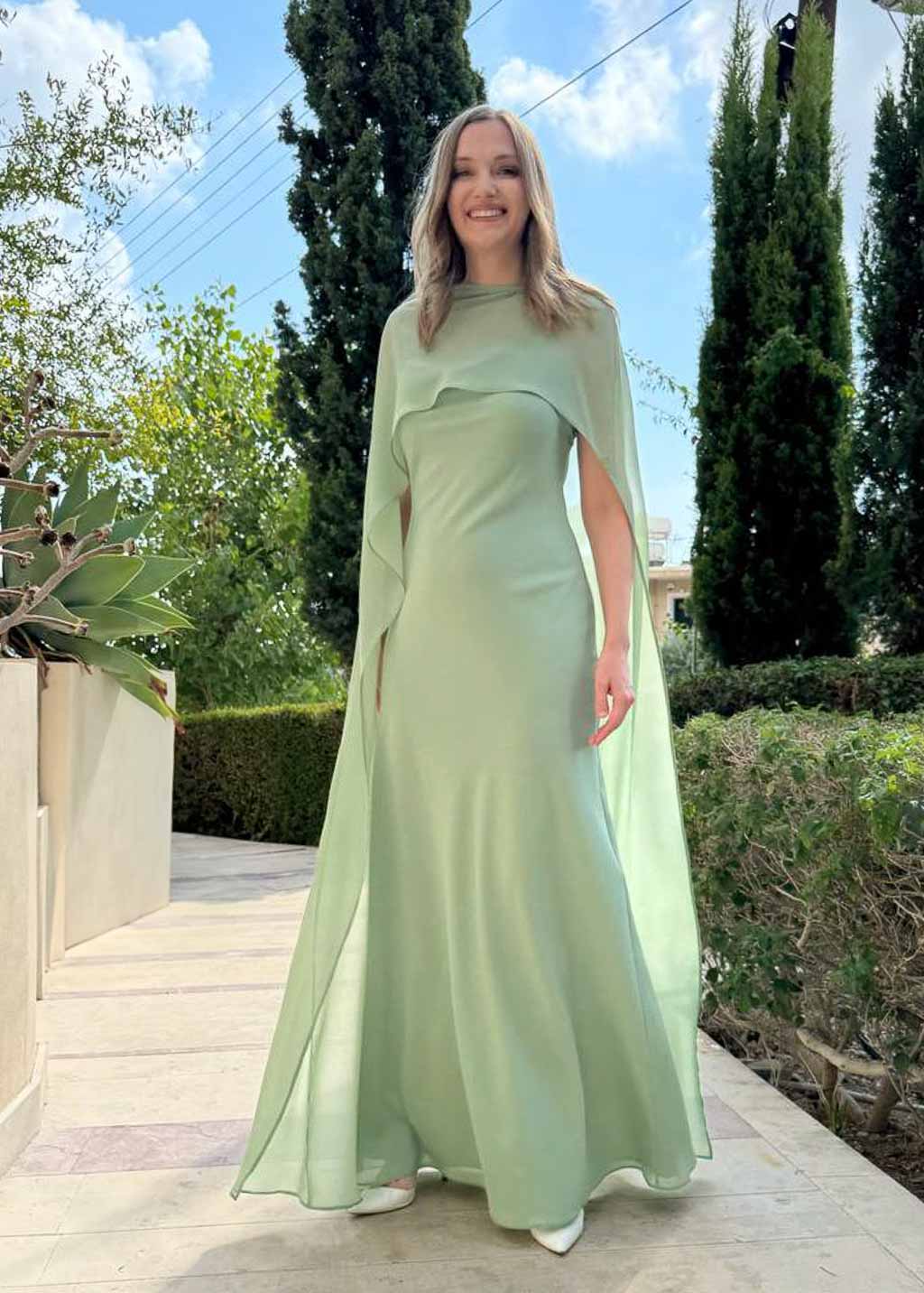 Langes Chiffonkleid in Salbeigrün