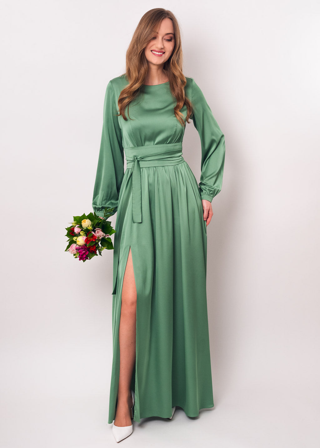 Olivgrünes langes Seidenkleid mit Gürtel