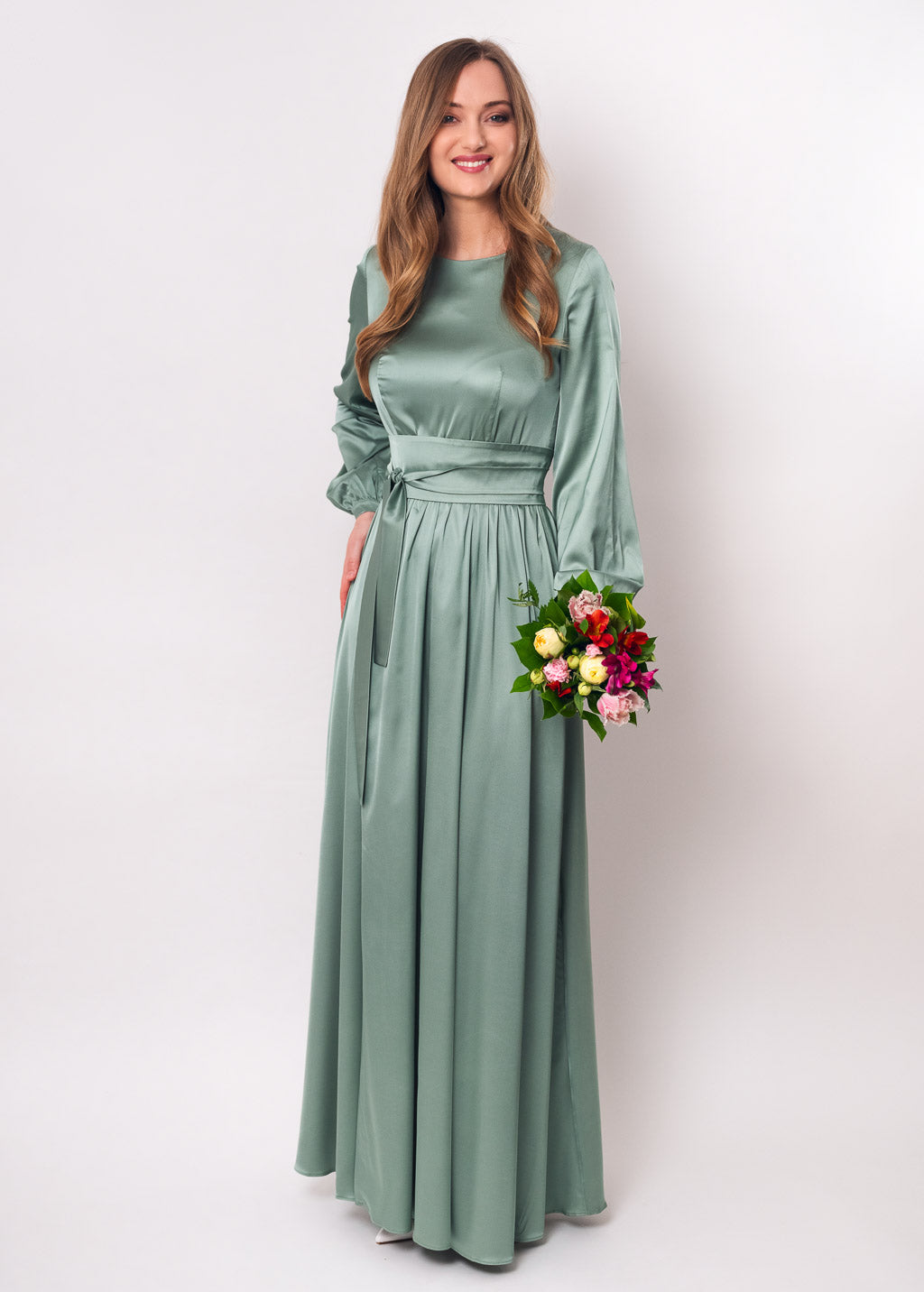 Robe longue en soie vert sauge avec ceinture