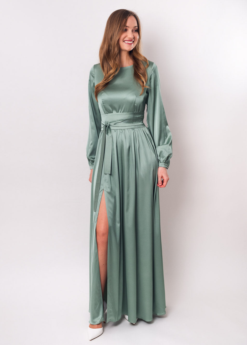 Robe longue en soie vert sauge avec ceinture