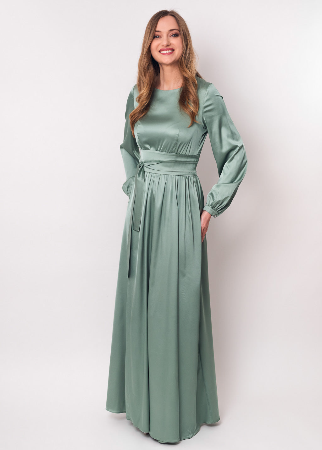Robe longue en soie vert sauge avec ceinture