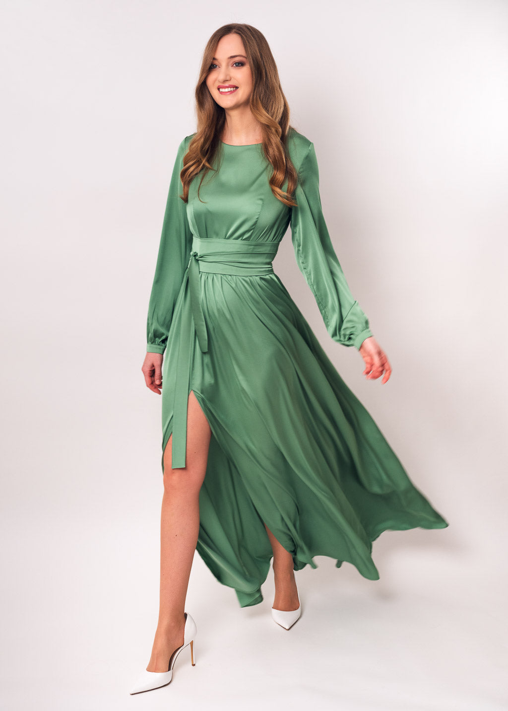 Olivgrünes langes Seidenkleid mit Gürtel